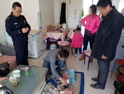 17萬當(dāng)垃圾丟掉：驚慌失措！全家上陣翻找垃圾桶
