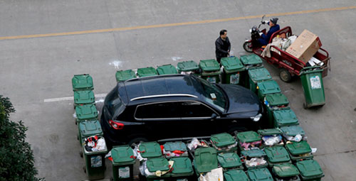隨意亂停車，大爺搬垃圾桶怒攔私家車 