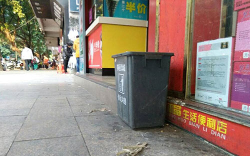 垃圾桶當(dāng)足球踢？！城區(qū)大半年累計丟近千個垃圾桶